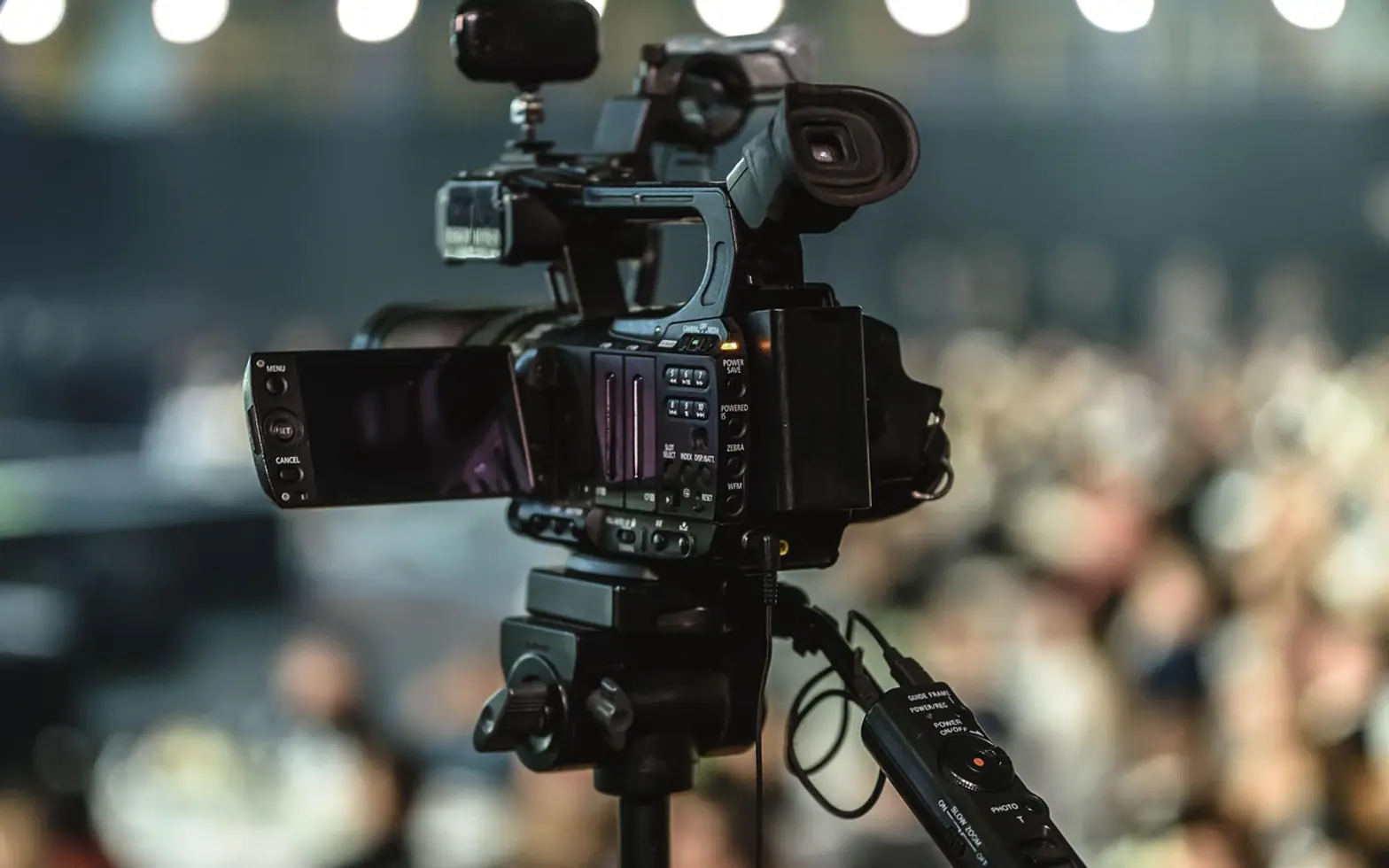 Lens, equipment and movie